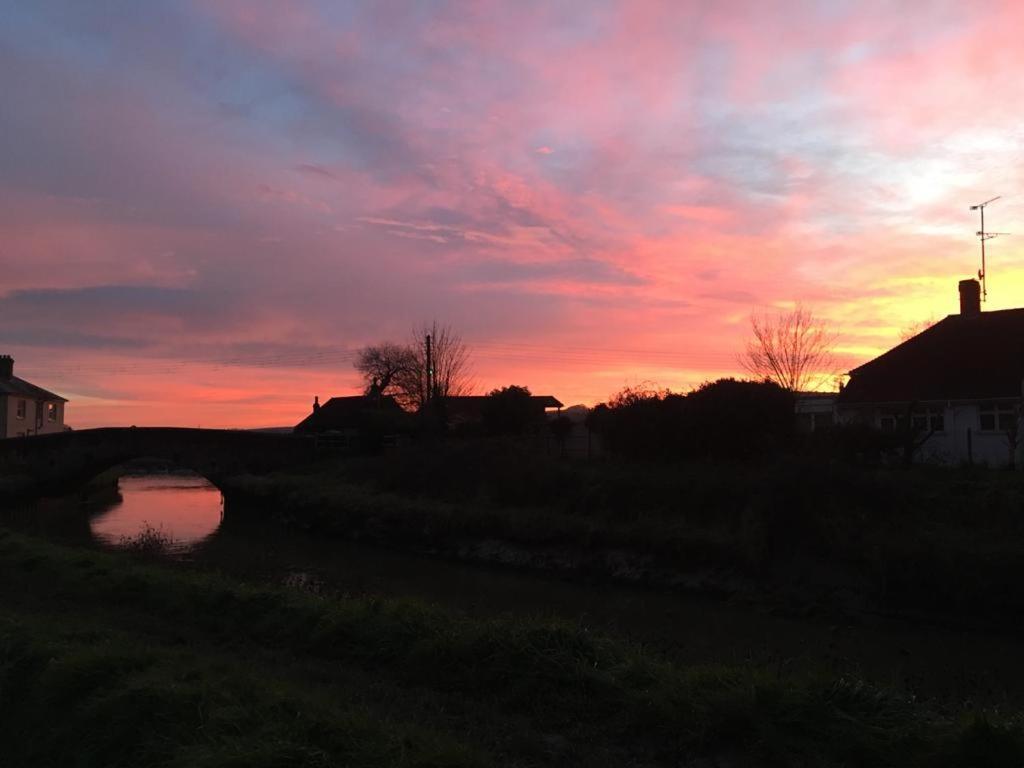 Delightful Cottage On The River Adur Close To Brighton & The Downs No Dogs Sorry Upper Beeding Eksteriør bilde